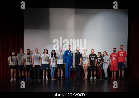 210702-N-JH293-1085 OVERLAND PARK, Mo. (2. Juli 2021) Cmdr. Ben Walborn, der führende Alleinpilot, der dem Demonstrationsgeschwader der US-Marine, den Blue Angels und dem Flugzeugtechniker der 1. Klasse, Trevor Neuroth, ein Chef der Blue Angels-Crew, zugewiesen wurde, fotografiert mit Junior ROTC-Studenten der Navy an der Shawnee Mission North High School, 2. Juli 2021. Die Blue Angels werden am 3-4. Juli auf der Kansas City Air Show auftreten und finden während der Kansas City Navy Week statt, der ersten persönlichen Navy Week seit Beginn der COVID-19 Pandemie. Die Blue Angels 2021 Show-Saison ist ihre erste Stockfoto