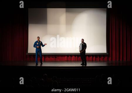 210702-N-JH293-1039 OVERLAND PARK, Mo. (2. Juli 2021) Cmdr. Ben Walborn, der führende Alleinpilot, der dem Demonstrationsgeschwader der US-Marine, den Blue Angels und dem Flugzeugtechniker der 1. Klasse, zugewiesen wurde, Trevor Neuroth, ein Chef der Blue Angels-Crew, sprach mit den Junior ROTC-Studenten der Marine an der Shawnee Mission North High School, 2. Juli 2021. Die Blue Angels werden am 3-4. Juli auf der Kansas City Air Show auftreten und finden während der Kansas City Navy Week statt, der ersten persönlichen Navy Week seit Beginn der COVID-19 Pandemie. Die Blue Angels 2021 Show-Saison ist ihr erstes Jahr im Vorbeiflug Stockfoto