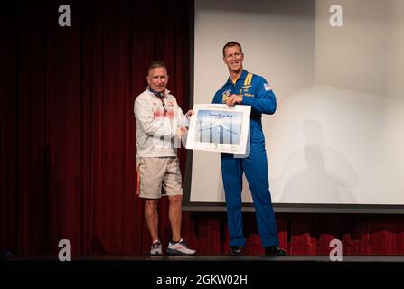 210702-N-JH293-1057 OVERLAND PARK, Mo. (2. Juli 2021) Cmdr. Ben Walborn, der führende Alleinpilot, der dem Demonstrationsgeschwader der US-Marine, den Blue Angels, zugewiesen wurde, präsentiert eine Lithographie an Dennis Grayless, einen Junior-ROTC-Lehrer der Marine an der Shawnee Mission North High School, 2. Juli 2021. Die Blue Angels werden am 3-4. Juli auf der Kansas City Air Show auftreten und finden während der Kansas City Navy Week statt, der ersten persönlichen Navy Week seit Beginn der COVID-19 Pandemie. Die Blue Angels 2021 Show-Saison ist ihr erstes Jahr, das die Super Hornet Plattform sowie die 75. Anni des Teams fliegt Stockfoto