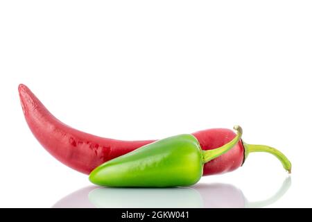 Zwei Schoten von scharfem roten und grünen Paprika, Nahaufnahme, isoliert auf Weiß. Stockfoto