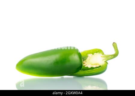 Zwei Hälften scharfgrüner Paprika, Nahaufnahme, isoliert auf Weiß. Stockfoto