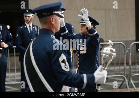 Die US Air Force Capt. Christina Muncey, erste Bandflugkommandantin und assoziierte Dirigentin der United States Air Force Band, leitet während einer Live-Übertragung auf der TODAY Show in New York City am 2. Juli 2021 das Ceremonial Brass der United States Air Force Band. Das offizielle zeremonielle Ensemble besteht aus 41 aktiven Luftmännern, die musikalische Unterstützung für Beerdigungen auf dem Arlington National Cemetery, Ankünfte ausländischer Staatsoberhäupter im Weißen Haus und Pentagon, patriotische Programme, Befehlswechsel, Pensionierungen und Preisverleihungen bieten. Stockfoto