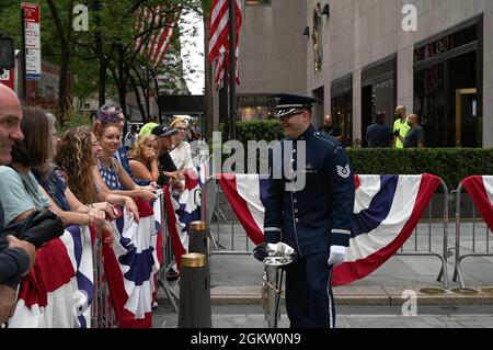 US Air Force Tech. Sgt. Chris McGinty, ein Euphonium-Spieler, der dem Ceremonial Brass der United States Air Force Band zugewiesen wurde, spricht mit SHOW Audience-Mitgliedern, bevor er für eine Live-Übertragung am 2. Juli 2021 in New York City Aufnahmen. Das offizielle zeremonielle Ensemble besteht aus 41 aktiven Luftmännern, die musikalische Unterstützung für Beerdigungen auf dem Arlington National Cemetery, Ankünfte ausländischer Staatsoberhäupter im Weißen Haus und Pentagon, patriotische Programme, Befehlswechsel, Pensionierungen und Preisverleihungen bieten. Stockfoto