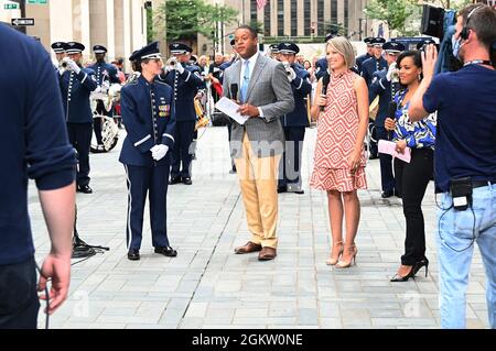 Die US Air Force Capt. Christina Muncey, erste Bandflugkommandantin und assoziierte Dirigentin der United States Air Force Band, spricht mit TODAY Show Moderatoren während eines Live-Interviews auf der TODAY Show in New York City am 2. Juli 2021. Das offizielle zeremonielle Ensemble besteht aus 41 aktiven Luftmännern, die musikalische Unterstützung für Beerdigungen auf dem Arlington National Cemetery, Ankünfte ausländischer Staatsoberhäupter im Weißen Haus und Pentagon, patriotische Programme, Befehlswechsel, Pensionierungen und Preisverleihungen bieten. Stockfoto