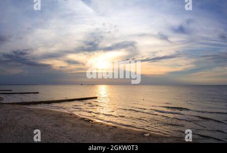 Sonnenuntergang über der Ostsee am Strand von selenogradsk. Kaliningrader Gebiet, Russland Stockfoto