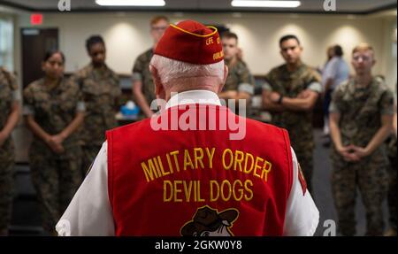 Lee Reed, Veteran des US Marine Corps aus dem Zweiten Weltkrieg, 96, spricht mit Marinesoldaten, die dem Legal Services Support Team zugewiesen wurden, während einer Tour in der Marine Corps Air Station Cherry Point, North Carolina, 2. Juli 2021. Reed diente während des Pacific Theatre als Mitglied des 3. Bataillons, des 2. Marine Regiments, der 2. Marine Division. Reed besuchte Marines aus verschiedenen Einheiten rund um die Installation und erzählte von seinen Erfahrungen und Lebenserfahrungen, die er während seiner Arbeit im Marine Corps gelernt hatte. Stockfoto