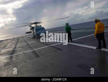 PHILIPPINISCHE SEE (2. Juli 2021) US-Navy-Matrosen, die dem unabhängigen Küstenkampfschiff USS Tulsa (LCS 16) und dem Hubschrauber-Seekampfgeschwader 21 (HSC 21) zugewiesen wurden, führen Flugoperationen durch, 2. Juli. Tulsa, Teil von Destroyer Squadron Seven, ist im Rotationseinsatz und arbeitet im 7. Flottenbereich der USA, um die Interoperabilität mit Partnern zu verbessern und als einsatzbereite Einsatzkräfte zur Unterstützung einer freien und offenen Region im Indo-Pazifik-Raum zu fungieren. Stockfoto