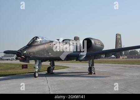 Ein schwarz-grauer Thunderbolt II der US Air Force A-10 aus dem 122. Kampfflügel der Indiana Air National Guard „Blacksnakes“, der am 2. Juli 2021 in der Lackieranlage der Air National Guard in Sioux City, Iowa, gemalt wurde. In einer Abkehr vom Standard A-10 zweifarbig grau wurde die Lackierung auf Wunsch geschaffen, um dem 100. Jahrestag der Luftfahrt in der Indiana National Guard zu gedenken. Stockfoto