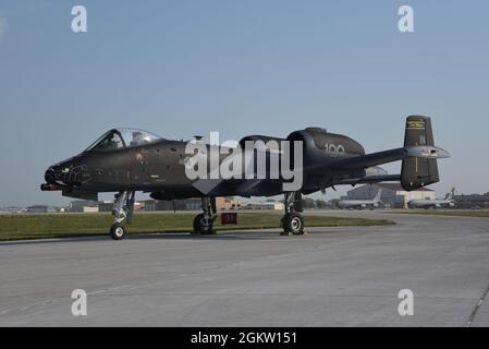 Ein schwarz-grauer Thunderbolt II der US Air Force A-10 aus dem 122. Kampfflügel der Indiana Air National Guard „Blacksnakes“, der am 2. Juli 2021 in der Lackieranlage der Air National Guard in Sioux City, Iowa, gemalt wurde. In einer Abkehr vom Standard A-10 zweifarbig grau wurde die Lackierung auf Wunsch geschaffen, um dem 100. Jahrestag der Luftfahrt in der Indiana National Guard zu gedenken. Stockfoto