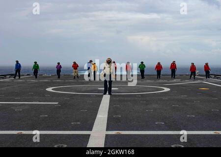 PHILIPPINISCHE SEE (2. Juli 2021) Mitarbeiter, die dem Litoral-Kampfschiff USS Tulsa (LCS 16) und dem Hubschrauber-Seekampfgeschwader 21 (HSC 21) zugewiesen sind, führen am 2. Juli auf dem Flugdeck von Tulsa einen Spaziergang durch Fremdkörperschutt (FOD) durch. Tulsa, Teil von Destroyer Squadron Seven, ist im Rotationseinsatz und arbeitet im 7. Flottenbereich der USA, um die Interoperabilität mit Partnern zu verbessern und als einsatzbereite Einsatzkräfte zur Unterstützung einer freien und offenen Region im Indo-Pazifik-Raum zu fungieren. Stockfoto