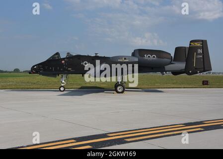 Ein schwarz-grauer Thunderbolt II der US Air Force A-10 aus dem 122. Kampfflügel der Indiana Air National Guard „Blacksnakes“, der am 2. Juli 2021 in der Lackieranlage der Air National Guard in Sioux City, Iowa, gemalt wurde. In einer Abkehr vom Standard A-10 zweifarbig grau wurde die Lackierung auf Wunsch geschaffen, um dem 100. Jahrestag der Luftfahrt in der Indiana National Guard zu gedenken. Stockfoto