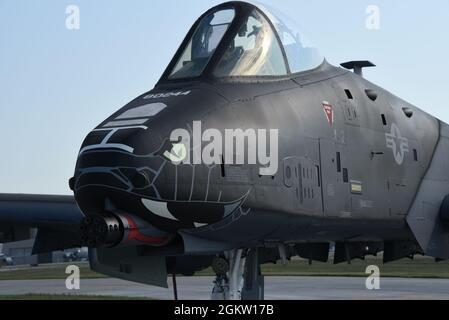 Ein schwarz-grauer Thunderbolt II der US Air Force A-10 aus dem 122. Kampfflügel der Indiana Air National Guard „Blacksnakes“, der am 2. Juli 2021 in der Lackieranlage der Air National Guard in Sioux City, Iowa, gemalt wurde. In einer Abkehr vom Standard A-10 zweifarbig grau wurde die Lackierung auf Wunsch geschaffen, um dem 100. Jahrestag der Luftfahrt in der Indiana National Guard zu gedenken. Stockfoto