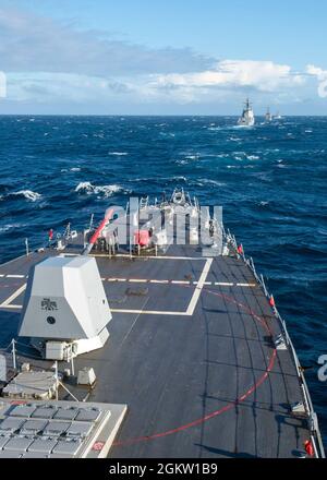 210702-N-HG846-1110 KORALLENMEER (2. Juli 2021) – der Arleigh Burke-Klasse-Lenkflugkörper-Zerstörer USS Rafael Peralta (DDG 115) segelt in Formation mit dem Royal Australian Navy Hobart-Klasse-Lenkraketenzerstörer HMAS Brisbane (DDG 41), Republic of Korea Navy Chungmugong Ti Sun-Sin-Klasse-Zerstörer ROKS Wang Geon (DDG 978) Und Japan Maritime Self Defense Force Takanami-Klasse Zerstörer JS Mazinami (DD 112). Rafael Peralta ist Kommandant der Task Force 71/Destroyer Squadron (DESRON) 15, der größten vorwärtseingesetzten DESRON der Marine und der wichtigsten Oberflächenkraft der 7. US-Flotte. Stockfoto