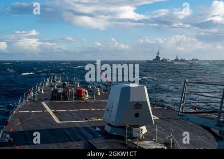 210702-N-HG846-1127 KORALLENMEER (2. Juli 2021) – der Arleigh Burke-Klasse-Lenkflugkörper-Zerstörer USS Rafael Peralta (DDG 115) segelt in Formation mit dem Royal Australian Navy Hobart-Klasse-Lenkraketenzerstörer HMAS Brisbane (DDG 41), Republic of Korea Navy Chungmugong Ti Sun-Sin-Klasse-Zerstörer ROKS Wang Geon (DDG 978) Und Japan Maritime Self Defense Force Takanami-Klasse Zerstörer JS Mazinami (DD 112). Rafael Peralta ist Kommandant der Task Force 71/Destroyer Squadron (DESRON) 15, der größten vorwärtseingesetzten DESRON der Marine und der wichtigsten Oberflächenkraft der 7. US-Flotte. Stockfoto