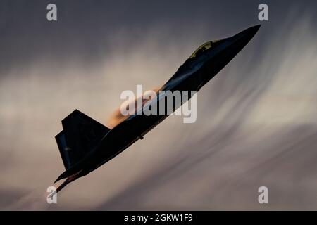 US Air Force Maj. Josh Gunderson, F-22 Demo Team Commander, führt einen Pull-Push während der Battle Creek Airshow durch 2. Juli 2021, Battle Creek, mich. Die primäre Funktion des F-22A Raptor ist ein Luftdominanz- und Multirollen-Stealth-Kämpfer und kann eine Kombination aus Luft-Luft-Raketen und Luft-Boden-Bomben tragen. Stockfoto