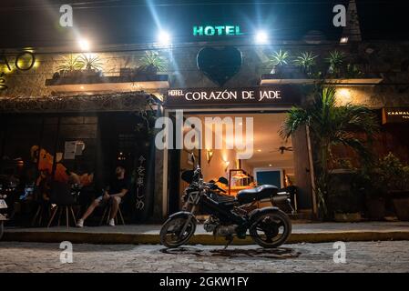 Ein modifiziertes, stilvolles Motorrad, das nachts vor dem Hotel geparkt wurde Stockfoto