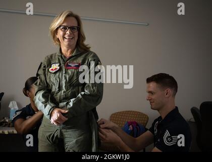 Dr. Lisa Schroeder wird für ihren Einführungsflug mit dem United States Air Force Air Demonstration Squadron 'Thunderbirds' in New Century, Kansas, 2. Juli 2021 gerüstet. Dr. Schroeder ist Ärztin für die Kindernotmedizin, deren Führungsstärke und schnelle Reaktion entscheidend dazu beigetragen haben, dass ihr Krankenhauspersonal auf den COVID-19-Ausbruch vorbereitet war. Die Show-Seite erkannte sie als ihre Heimatstadt Hero an und nominierte sie für den Flug mit dem Team. Stockfoto