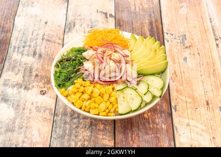 Ceviche Fusion mit Poke Schale in weißer Schale auf Holztisch Stockfoto