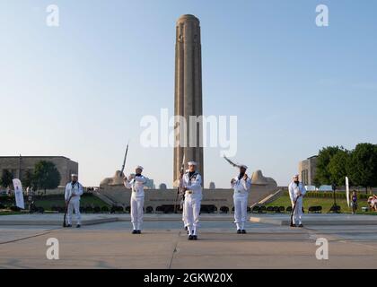 Matrosen, die der Feierlichen Garde der US-Marine „Drill Team Platoon“ zugewiesen wurden, treten während des Stars and Stripes Picnic in Kansas City, Missouri, am 3. Juli 2021 im National WWI Museum and Memorial auf. Die Veranstaltung war Teil der Kansas City Navy Week, der ersten persönlichen Navy Week seit Beginn der COVID-19 Pandemie, die Seeleute verschiedener Navy-Einheiten in den USA dazu brachte, gezielte Kontakte mit Mitgliedern der Gemeinde zu führen. Die Navy Weeks bestehen aus einer Reihe von Veranstaltungen, die vom Navy Office of Community Outreach koordiniert werden und die den Amerikanern die Möglichkeit geben sollen, mehr über die Navy, ihren Peopl, zu erfahren Stockfoto