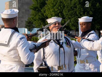 Matrosen, die der Feierlichen Garde der US-Marine „Drill Team Platoon“ zugewiesen wurden, treten während des Stars and Stripes Picnic in Kansas City, Missouri, am 3. Juli 2021 im National WWI Museum and Memorial auf. Die Veranstaltung war Teil der Kansas City Navy Week, der ersten persönlichen Navy Week seit Beginn der COVID-19 Pandemie, die Seeleute verschiedener Navy-Einheiten in den USA dazu brachte, gezielte Kontakte mit Mitgliedern der Gemeinde zu führen. Die Navy Weeks bestehen aus einer Reihe von Veranstaltungen, die vom Navy Office of Community Outreach koordiniert werden und die den Amerikanern die Möglichkeit geben sollen, mehr über die Navy, ihren Peopl, zu erfahren Stockfoto