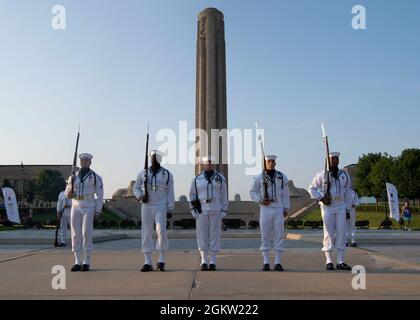 Matrosen, die der Feierlichen Garde der US-Marine „Drill Team Platoon“ zugewiesen wurden, treten während des Stars and Stripes Picnic in Kansas City, Missouri, am 3. Juli 2021 im National WWI Museum and Memorial auf. Die Veranstaltung war Teil der Kansas City Navy Week, der ersten persönlichen Navy Week seit Beginn der COVID-19 Pandemie, die Seeleute verschiedener Navy-Einheiten in den USA dazu brachte, gezielte Kontakte mit Mitgliedern der Gemeinde zu führen. Die Navy Weeks bestehen aus einer Reihe von Veranstaltungen, die vom Navy Office of Community Outreach koordiniert werden und die den Amerikanern die Möglichkeit geben sollen, mehr über die Navy, ihren Peopl, zu erfahren Stockfoto