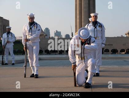 Matrosen, die der Feierlichen Garde der US-Marine „Drill Team Platoon“ zugewiesen wurden, treten während des Stars and Stripes Picnic im National WWI Museum and Memorial in Kansas City, Missouri, am 3. Juli 2021 auf. Die Veranstaltung war Teil der Kansas City Navy Week, der ersten persönlichen Navy Week seit Beginn der COVID-19 Pandemie, die Seeleute verschiedener Navy-Einheiten in den USA dazu brachte, gezielte Kontakte mit Mitgliedern der Gemeinde zu führen. Die Navy Weeks bestehen aus einer Reihe von Veranstaltungen, die vom Navy Office of Community Outreach koordiniert werden und die den Amerikanern die Möglichkeit geben sollen, mehr über die Navy, ihren Peopl, zu erfahren Stockfoto