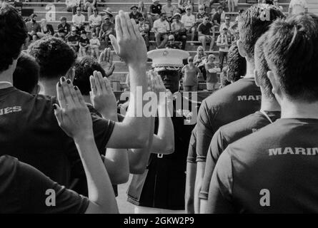 Gordon Emmanuel, der Kommandeur der Rekrutierungsstation Orange County, führt am 3. Juli 2021 den Eid der Einberufung bei zukünftigen Marines in San Diego, Kalifornien, durch. Recruiting Station Orange County nahm am San Diego Loyals Fußballspiel Teil und hielt eine Schimpfzeremonie zu Ehren des Unabhängigkeitstages ab. Stockfoto