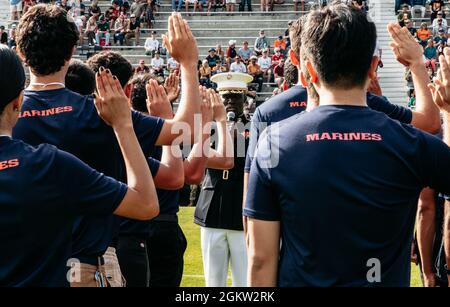 Gordon Emmanuel, der Kommandeur der Rekrutierungsstation Orange County, führt am 3. Juli 2021 den Eid der Einberufung bei zukünftigen Marines in San Diego, Kalifornien, durch. Die Recruiting Station Orange County nahm am Fußballspiel der Loyals in San Diego Teil und hielt zu Ehren des Unabhängigkeitstages eine Schimpfzeremonie ab. Stockfoto