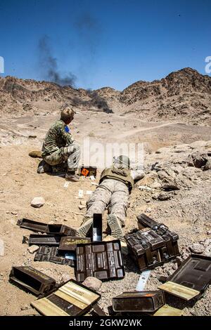 Eine US-Marine mit 2. Bataillon, 1. Marines, die an das Special Purpose Marine Air – Ground Task Force – Crisis Response – Central Command (SPMAGTF-CR-CC) 21.1 angeschlossen ist, feuert ein L7A2 General Purpose Machine Gun, während sie von einem Soldaten der britischen Armee mit 2. Bataillon, Fallschirmregiment, in Jordanien beobachtet wird, 03. Juli 2021. Die bilateralen Schulungen wurden durchgeführt, um die Beziehungen und die Zusammenarbeit zwischen den alliierten Kräften im CENTCOM-Befehlsgebiet zu stärken. SPMAGTF-CR-CC wurde entwickelt, um schnell und effizient auf eine Vielzahl von militärischen Operationen unter Verwendung von Luftfahrt, Boden und Logistik A zu reagieren Stockfoto