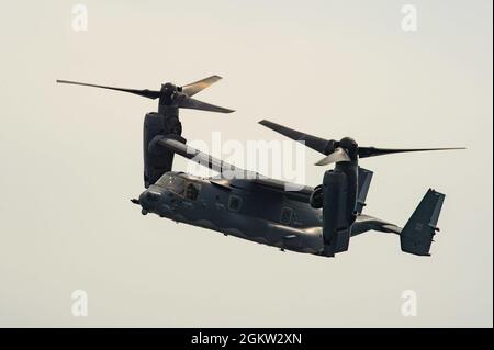 210704-N-MD802-1570 ODESA, Ukraine (4. Juli 2021) Ein U.S. Marine Corps V-22 Osprey führt während der Übung Sea Breeze 2021, 4. Juli 2021, einen Überflug des Lenkraketen-Zerstörers USS Ross (DDG 71) der Arleigh Burke-Klasse durch. Übung Sea Breeze ist eine multinationale maritime Übung, die seit 1997 von der sechsten US-Flotte und der ukrainischen Marine im Schwarzen Meer veranstaltet wird. Sea Breeze 2021 soll die Interoperabilität der teilnehmenden Nationen verbessern und die Sicherheit und den Frieden im Seeverkehr in der Region stärken. Stockfoto