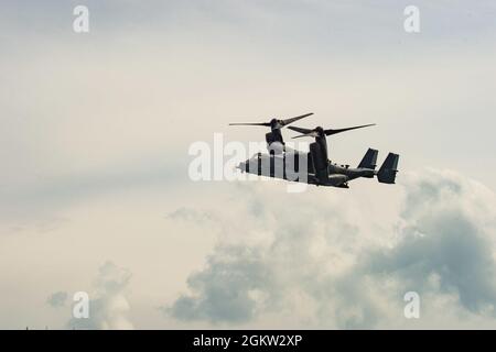 210704-N-MD802-1571 ODESA, Ukraine (4. Juli 2021) Ein U.S. Marine Corps V-22 Osprey führt während der Übung Sea Breeze 2021, 4. Juli 2021, einen Überflug des Lenkraketen-Zerstörers USS Ross (DDG 71) der Arleigh Burke-Klasse durch. Übung Sea Breeze ist eine multinationale maritime Übung, die seit 1997 von der sechsten US-Flotte und der ukrainischen Marine im Schwarzen Meer veranstaltet wird. Sea Breeze 2021 soll die Interoperabilität der teilnehmenden Nationen verbessern und die Sicherheit und den Frieden im Seeverkehr in der Region stärken. Stockfoto