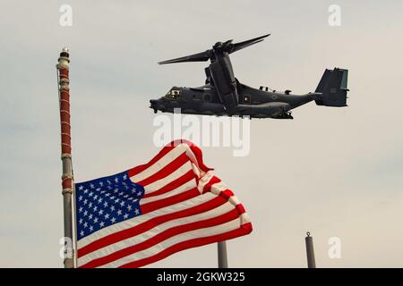 210704-N-MD802-1575 ODESA, Ukraine (4. Juli 2021) Ein U.S. Marine Corps V-22 Osprey führt während der Übung Sea Breeze 2021, 4. Juli 2021, einen Überflug des Lenkraketen-Zerstörers USS Ross (DDG 71) der Arleigh Burke-Klasse durch. Übung Sea Breeze ist eine multinationale maritime Übung, die seit 1997 von der sechsten US-Flotte und der ukrainischen Marine im Schwarzen Meer veranstaltet wird. Sea Breeze 2021 soll die Interoperabilität der teilnehmenden Nationen verbessern und die Sicherheit und den Frieden im Seeverkehr in der Region stärken. Stockfoto