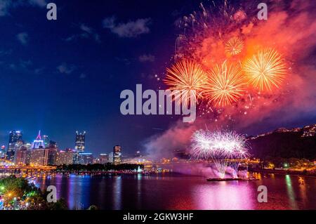 Ein Blick auf das Pittsburgh Feuerwerk vom Observatorium Balkon des Carnegie Science Center, 4. Juli 2021. Die Schleusen und Dämme des U.S. Army Corps of Engineers Pittsburgh District sind das ganze Jahr über geöffnet, auch an Bundesfeiertagen, für Freizeitboote, die die Aussicht auf die Stadt genießen können, und für kommerzielle Lastkähne, die sicher auf den Wasserstraßen navigieren können. Stockfoto