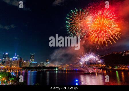 Ein Blick auf das Pittsburgh Feuerwerk vom Observatorium Balkon des Carnegie Science Center, 4. Juli 2021. Die Schleusen und Dämme des U.S. Army Corps of Engineers Pittsburgh District sind das ganze Jahr über geöffnet, auch an Bundesfeiertagen, für Freizeitboote, die die Aussicht auf die Stadt genießen können, und für kommerzielle Lastkähne, die sicher auf den Wasserstraßen navigieren können. Stockfoto