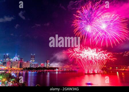 Ein Blick auf das Pittsburgh Feuerwerk vom Observatorium Balkon des Carnegie Science Center, 4. Juli 2021. Die Schleusen und Dämme des U.S. Army Corps of Engineers Pittsburgh District sind das ganze Jahr über geöffnet, auch an Bundesfeiertagen, für Freizeitboote, die die Aussicht auf die Stadt genießen können, und für kommerzielle Lastkähne, die sicher auf den Wasserstraßen navigieren können. Stockfoto