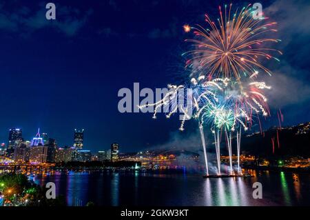 Ein Blick auf das Pittsburgh Feuerwerk vom Observatorium Balkon des Carnegie Science Center, 4. Juli 2021. Die Schleusen und Dämme des U.S. Army Corps of Engineers Pittsburgh District sind das ganze Jahr über geöffnet, auch an Bundesfeiertagen, für Freizeitboote, die die Aussicht auf die Stadt genießen können, und für kommerzielle Lastkähne, die sicher auf den Wasserstraßen navigieren können. Stockfoto