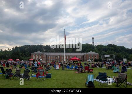 US-Dienstmitglieder und ihre Familien nehmen an der MCCS Quantico-Feier am 4. Juli im Lejeune Field auf der Marine Corps Base Quantico, Virginia, 4. Juli 2021 Teil. Schätzungsweise 5,000 Gäste versammelten sich, um den 245. Unabhängigkeitstag der USA zu feiern. Stockfoto