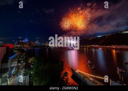 Ein Blick auf das Pittsburgh Feuerwerk vom Observatorium Balkon des Carnegie Science Center, 4. Juli 2021. Die Schleusen und Dämme des U.S. Army Corps of Engineers Pittsburgh District sind das ganze Jahr über geöffnet, auch an Bundesfeiertagen, für Freizeitboote, die die Aussicht auf die Stadt genießen können, und für kommerzielle Lastkähne, die sicher auf den Wasserstraßen navigieren können. Stockfoto