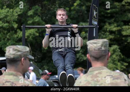 David Williams aus Oak Creek, Wisconsin, führt Pull-Ups während des NASCAD Cup Series-Rennens vom 4. Juli in Road America, Elkhart Lake, Wisconsin, am 4. Juli 2021 durch. Das Rekrutierungs-Bataillon der US-Armee und die Appleton Recruiting Company brachten Rekrutierer und Aussteller aus ihrem gesamten Gebiet, um sich mit Bürgern zu treffen, ihnen zu ermöglichen, die Armeetechnologie zu erleben und Möglichkeiten im Militärdienst zu bewerten. Brig. General Ernest Litynski, Kommandant des 85. US Army Reserve Support Command, besuchte das Rennen als hochrangiger Anführer der Armee und schwor bei der Zeremonie vor dem Rennen 20 zukünftige Soldaten Stockfoto