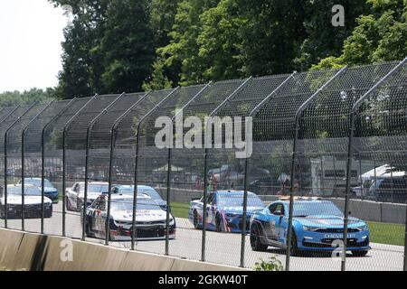 Das Pace Car führt die Fahrer in der ersten Runde über eine 4-Meilen-Strecke während des NASCar Cup Series-Rennens vom 4. Juli in Road America, Elkhart Lake, Wisconsin, am 4. Juli 2021. Das Rekrutierungs-Bataillon der US-Armee und die Appleton Recruiting Company brachten Rekrutierer und Aussteller aus ihrem gesamten Gebiet, um sich mit Bürgern zu treffen, ihnen zu ermöglichen, die Armeetechnologie zu erleben und Möglichkeiten im Militärdienst zu bewerten. Litynski nahm als hochrangiger Anführer der Armee an dem Rennen Teil und schwor bei den Zeremonien vor dem Rennen 20 zukünftige Soldaten. Stockfoto