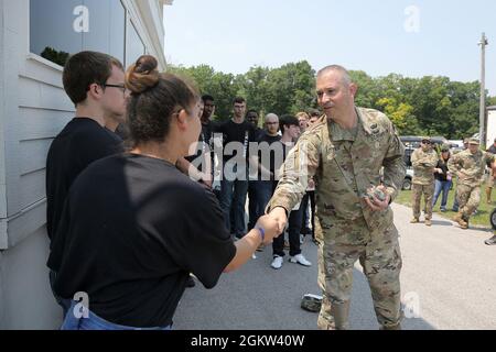 Brig. General Ernest Litynski, Kommandant General, 85. US Army Reserve Support Command, überreicht seine persönliche Münze an Morgan Deleon, Future Soldier, während des NASCar Cup Series-Rennens am 4. Juli in Road America, Elkhart Lake, Wisconsin, am 4. Juli 2021. Das Rekrutierungs-Bataillon der US-Armee und die Appleton Recruiting Company brachten Rekrutierer und Aussteller aus ihrem gesamten Gebiet, um sich mit Bürgern zu treffen, ihnen zu ermöglichen, die Armeetechnologie zu erleben und Möglichkeiten im Militärdienst zu bewerten. Litynski nahm als hochrangiger Anführer der Armee an dem Rennen Teil und schwor in der Pre-ra 20 zukünftige Soldaten Stockfoto