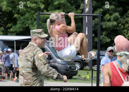 Renee Eckberg, ein Fitness-Trainer aus Oakfield, Wisconsin, führt Army Leg Tucks durch, eines von sechs Veranstaltungen im neuen Army Combat Fitness Test der US-Armee, während des NAScar Cup Series-Rennens am 4. Juli in Road America, Elkhart Lake, Wisconsin, am 4. Juli 2021. Das Rekrutierungs-Bataillon der US-Armee und die Appleton Recruiting Company brachten Rekrutierer und Aussteller aus ihrem gesamten Gebiet, um sich mit Bürgern zu treffen, ihnen zu ermöglichen, die Armeetechnologie zu erleben und Möglichkeiten im Militärdienst zu bewerten. Brig. General Ernest Litynski, kommandierender General, 85. Reserve-Unterstützungskommando der US-Armee, nahm am Teil Stockfoto