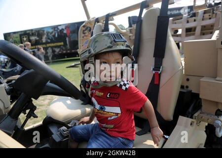 Michael Taylor, 3, hält für ein Foto in einem Army Polaris MRZR 4 während des NAScar Cup Series-Rennens am 4. Juli in Road America, Elkhart Lake, Wisconsin, 4. Juli 2021 inne. Litynski nahm als hochrangiger Anführer der Armee an dem Rennen Teil und schwor bei den Zeremonien vor dem Rennen 20 zukünftige Soldaten. Das Rekrutierungs-Bataillon der US-Armee und die Appleton Recruiting Company brachten Rekrutierer und Aussteller aus ihrem gesamten Gebiet, um sich mit Bürgern zu treffen, ihnen zu ermöglichen, die Armeetechnologie zu erleben und Möglichkeiten im Militärdienst zu bewerten. Stockfoto