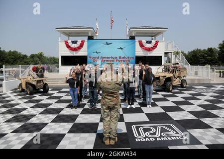 Brig. General Ernest Litynski, kommandierender General, 85. US Army Reserve Support Command, schwört auf zukünftige Soldaten im Winnerzirkel während des NAScar Cup Series-Rennens am 4. Juli in Road America, Elkhart Lake, Wisconsin, am 4. Juli 2021. Das Rekrutierungs-Bataillon der US-Armee und die Appleton Recruiting Company brachten Rekrutierer und Aussteller aus ihrem gesamten Gebiet, um sich mit Bürgern zu treffen, ihnen zu ermöglichen, die Armeetechnologie zu erleben und Möglichkeiten im Militärdienst zu bewerten. Litynski nahm als hochrangiger Anführer der Armee an dem Rennen Teil und schwor bei der Zeremonie vor dem Rennen 20 zukünftige Soldaten Stockfoto