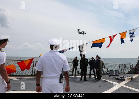 ODESSA, Ukraine (4. Juli 2021) Ein US-amerikanischer Fischadler CV-22 fliegt während der Übung Sea Breeze, 4. Juli 2021, am Arleigh Burke-Klasse Lenkflugkörper-Zerstörer USS Ross (DDG 71) im Hafen von Odessa, Ukraine, vorbei. Übung Sea Breeze ist eine multinationale maritime Übung, die seit 1997 von der sechsten US-Flotte und der ukrainischen Marine im Schwarzen Meer veranstaltet wird. Sea Breeze 2021 soll die Interoperabilität der teilnehmenden Nationen verbessern und die Sicherheit und den Frieden im Seeverkehr in der Region stärken. Stockfoto