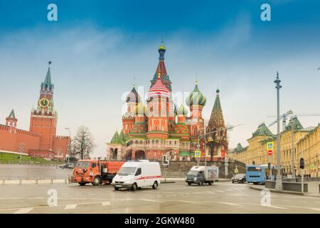 MOSKAU, RUSSLAND - 26. APRIL 2018 : Blick auf die Kremltürme des Roten Platzes in Moskau. Moskauer Architektur, Russland. Es ist weltberühmter Touristenort - Saint Basi Stockfoto
