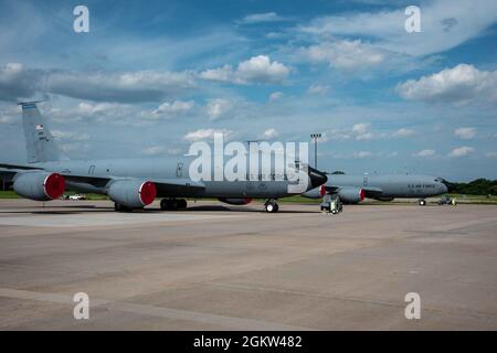 Zwei KC-135 Stratotanker vom Luftwaffenstützpunkt MacDill, Florida, werden am 4. Juli 2021 auf der McConnell AFB, Kansas, geparkt. Etwa 10 Flugzeuge wurden aufgrund des Tropensturms Elsa zur McConnell AFB evakuiert. Das Flugzeug kehrt zur MacDill AFB zurück, wenn sich die Bedingungen wieder normalisieren. Stockfoto