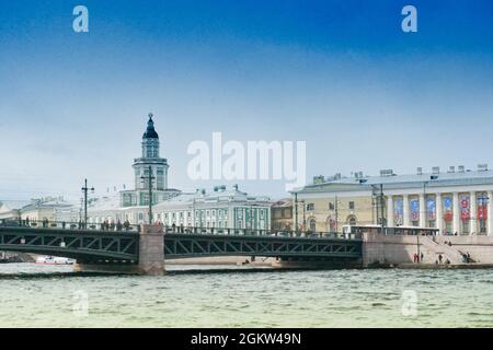 SAINT-PETERSBURG, RUSSLAND - 29. APRIL 2018 : - Panoramalandschaft am Ufer des Flusses Neva in Sankt Petersburg, Russland. Trinity-Brücke von der riv aus gesehen Stockfoto