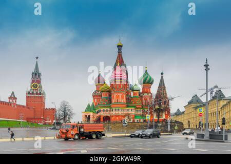 MOSKAU, RUSSLAND - 26. APRIL 2018 : Blick auf die Kremltürme des Roten Platzes in Moskau. Moskauer Architektur, Russland. Es ist weltberühmter Touristenort - Saint Basi Stockfoto