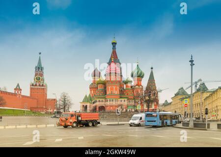 MOSKAU, RUSSLAND - 26. APRIL 2018 : Blick auf die Kremltürme des Roten Platzes in Moskau. Moskauer Architektur, Russland. Es ist weltberühmter Touristenort - Saint Basi Stockfoto